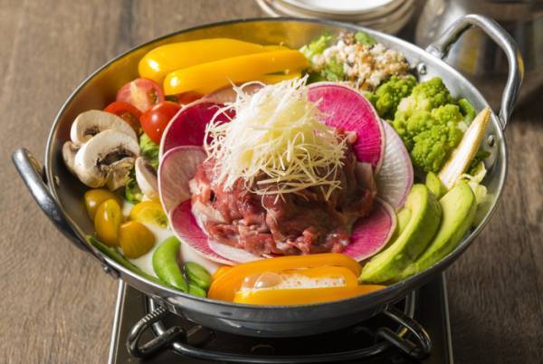 お鍋に花が咲く！『やわらかラムと彩り野菜の生姜豆乳鍋』