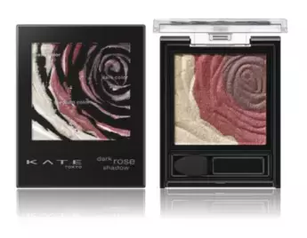 花びらのように重ねて深みのある立体的な目もとへ