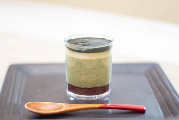 鍼灸師と和菓子職人がタッグ！『食べるお灸 ～よもぎとあずきのムース～』