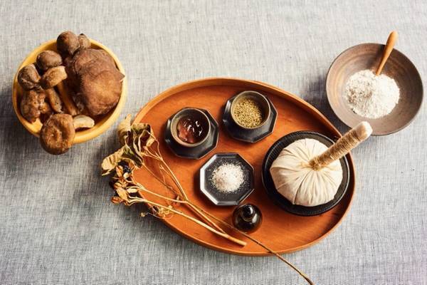 星のや軽井沢が贈る秋のウェルネスプログラム「きのこ美人滞在」