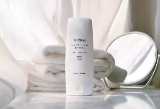 温感＆吸着＆リラックス効果で一日のメイクと疲れをリセット