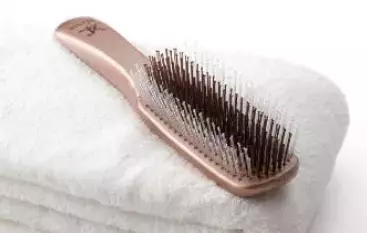 頭皮と髪へのW効果で若々しい印象を生み出すブラシ