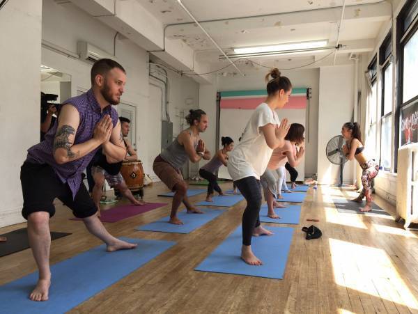 相撲の動きで理想の下半身に！「SUMO YOGA」レッスンスタート