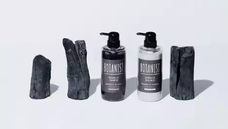 炭が入った黒いシャンプーで頭皮汚れをすっきり落とす