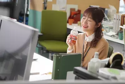 毎日のランチにも脂肪と糖が…！「からだすこやか茶W」新CM『サクッとランチ』篇放映中！