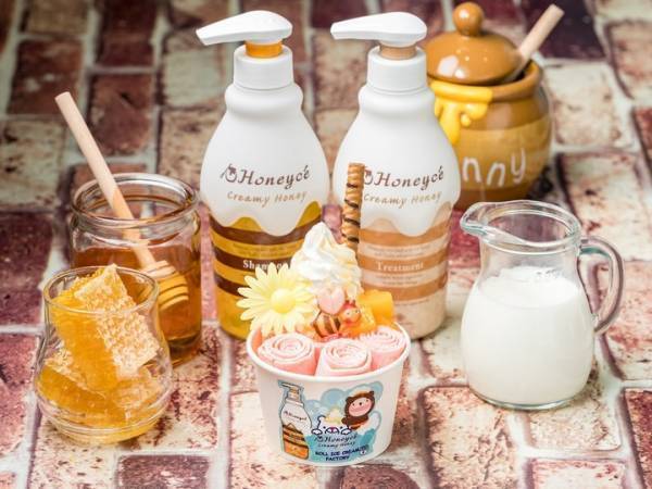 「ロールアイスクリームファクトリー」と「ハニーチェ」とのコラボカフェが登場！