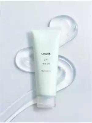 ごわつきがちな朝の肌をほぐしながらうるおす洗顔料