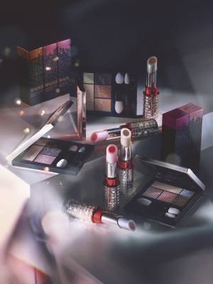 見る角度で艶や輝きが変化する目もと口元メイク