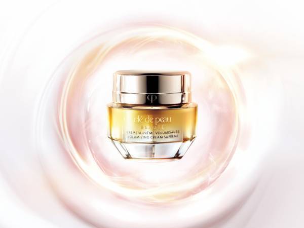 肌に潤いがじっくり浸透！みずみずしい艶のある肌印象へ