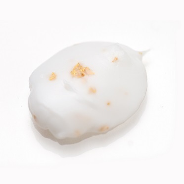 ハローキティとのコラボパッケージも可愛い！金箔入りハンドクリーム登場。