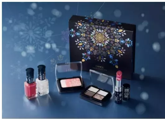 雪の結晶が輝くように幻想的で透明感のある冬限定メイク