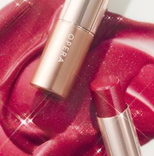 ミステリアスにきらめく冬の赤をオン！「OPERA」よりXmas限定カラー登場