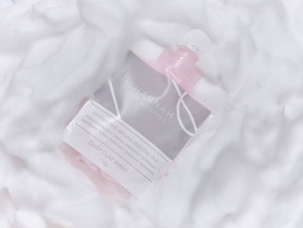 極限まで保湿成分をIN！メイクアップアーティストこだわりの濃密泡洗顔誕生