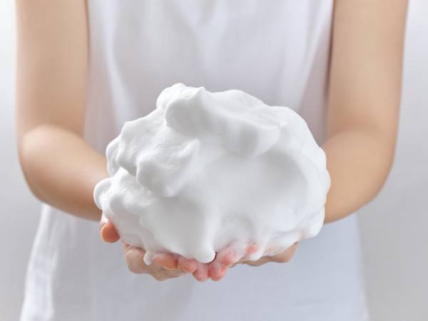 極限まで保湿成分をIN！メイクアップアーティストこだわりの濃密泡洗顔誕生