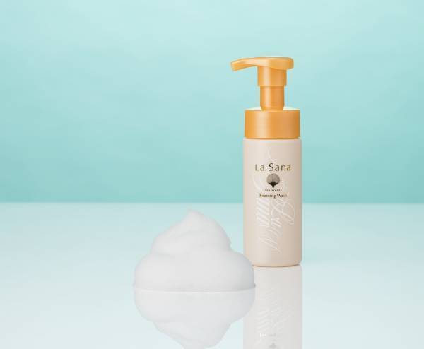 濃密な泡を叶える！アミノ酸系の洗浄成分を配合した泡洗顔