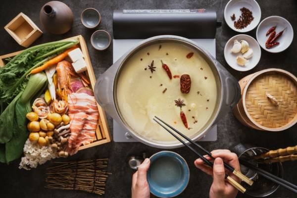 食べるだけでキレイ！黒さつま鶏と薬膳をブレンドした「鶏しゃぶ鍋セット」