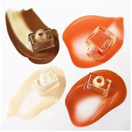 光を取り込む透明感！指先に夏のほてったムードを演出