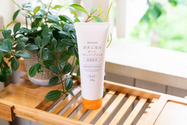 2種のボタニカル成分で潤いを守る。敏感肌に優しい温感クレンジングジェル