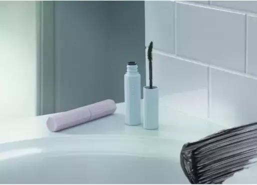 お湯で簡単にオフ！汗・水・皮脂に強いウォータープルーフマスカラ