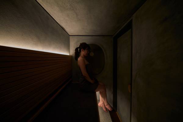 ソロサウナでデトックスした後には肌にビタミンC美容液を