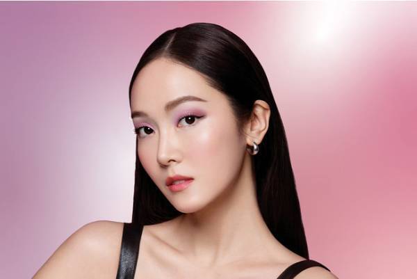 「REVLON」高密着オイルinアイシャドウに、旬のくすみ系カシス色限定登場