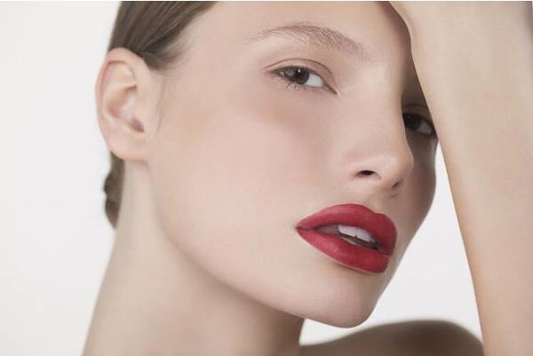 無敵の透明感と凸凹カバーを実現！極上肌を作る微粒子フェイスパウダー誕生