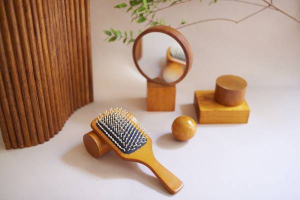 貝印が地肌にやさしい「姫椿のパドルブラシ」を新発売