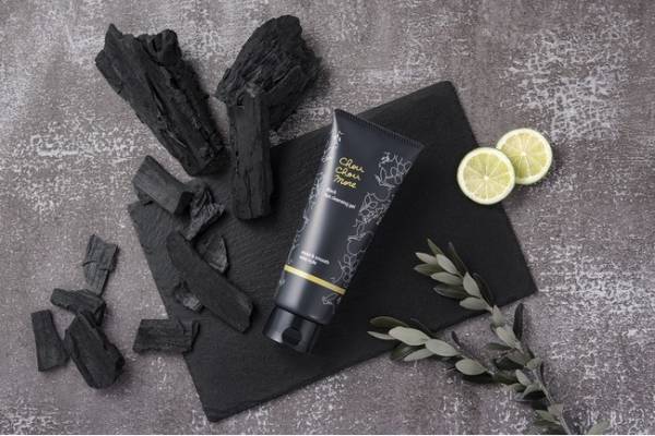 炭とクレイの力で毛穴汚れにアプローチ！「シュシュモア」から新クレンジング