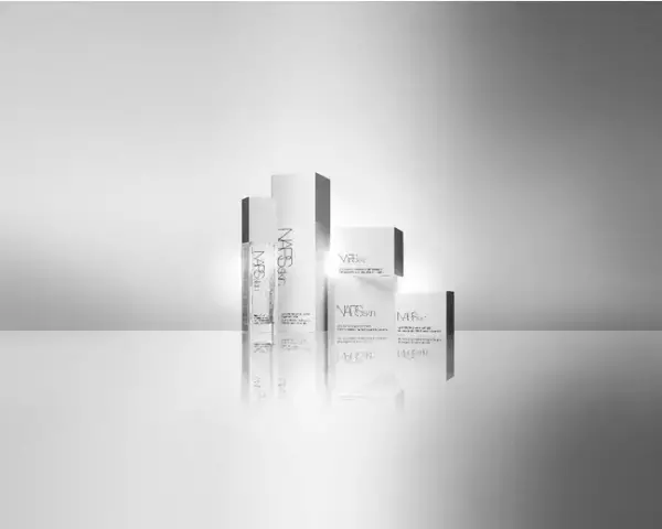 光を反射する肌へ。「NARS　ライトリフレクティング　シリーズ」に新作登場