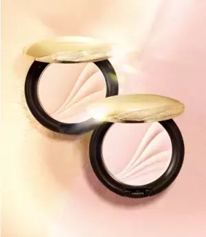 「3Dおしろい」に新色登場！明るいツヤ肌を演出するベージュカラー