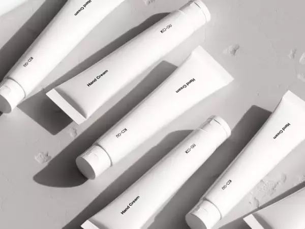 香水で素肌を潤す！冬のハンドケアをより上質に演出