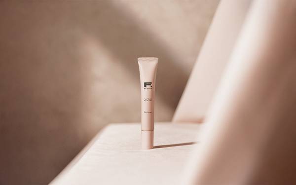 人気美容インフルエンサーとタイアップ！「ヒアルタッチアイクリーム」が登場