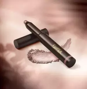 なめらか高密着！大人気アイシャドウに限定カラー登場