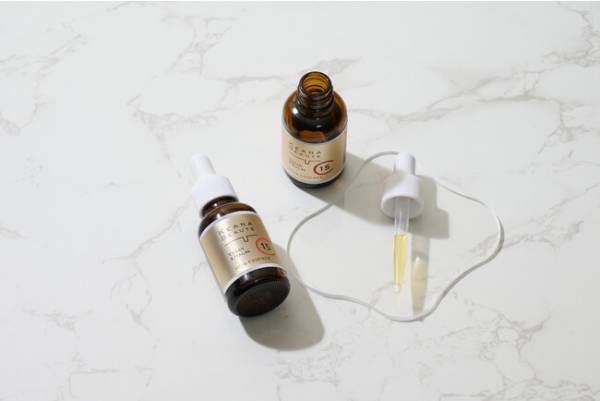 スキンケアシリーズの「ケアナボーテ」から「VC15特濃美容液」が登場