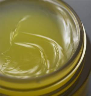 昼も夜も唇を包み込む「うるおいヴェール処方」のリップケアアイテム