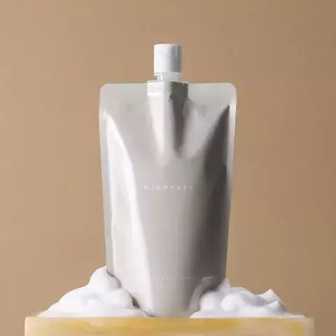 頭皮美容液とシャンプーがひとつに！天然成分が髪をうるツヤに