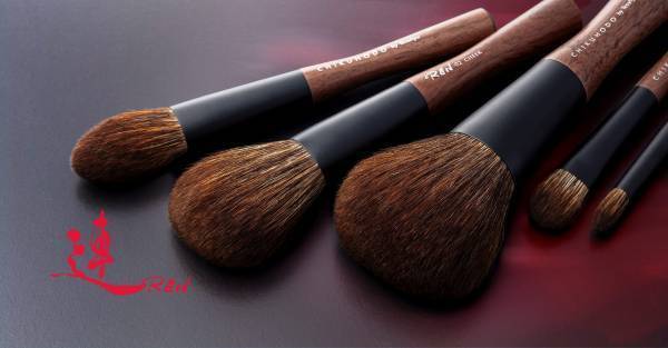 筆司鉄舟が監修 広島熊野の竹宝堂に化粧筆「連」シリーズ誕生