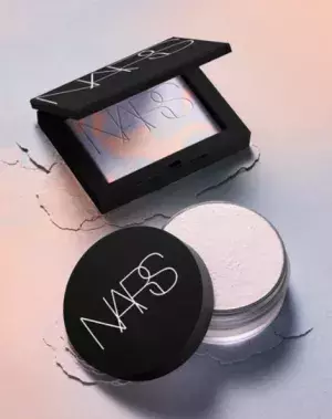 「NARS」毎年瞬く間に完売の幻のプレストパウダー！今年の限定カラーはラベンダーの輝き