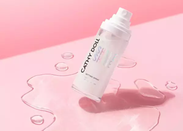 輝きとツヤをかなえる！「Cathy Doll」から新感覚フィックスミスト登場