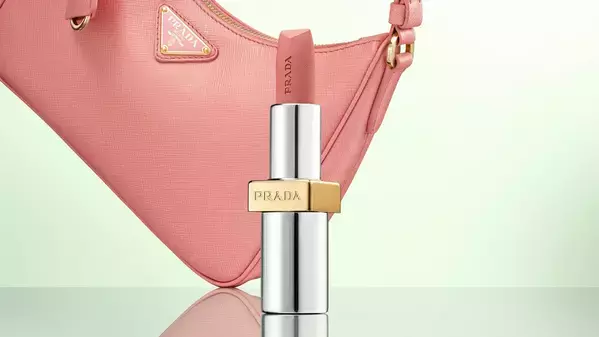 プラダの象徴的なカラー！個性的で楽観的なピンクを楽しむリップ登場