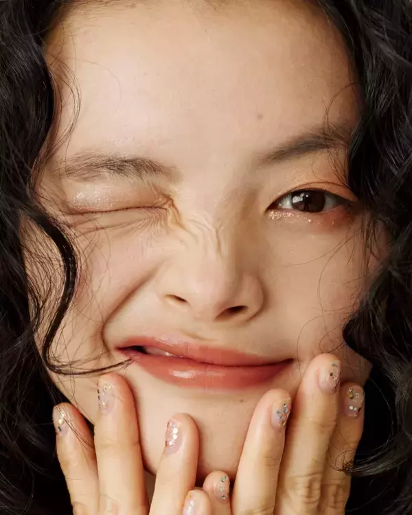 きらめきの共演！指先を輝かせるネイルグリッター発売