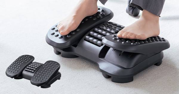 デスクワーク中にむくみ対策や姿勢改善を叶える可動式フットレスト