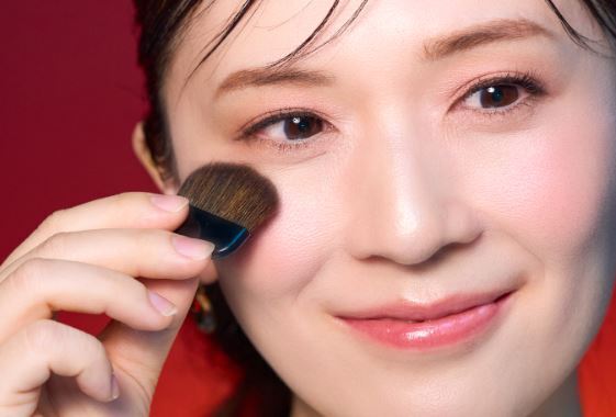 テクニック不要でツヤ・ハリを演出する「サラサラフェイスミスト」数量限定発売