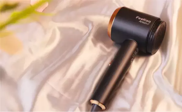 速乾と美髪を同時に実現！『Feekaa 高濃度イオンドライヤー』