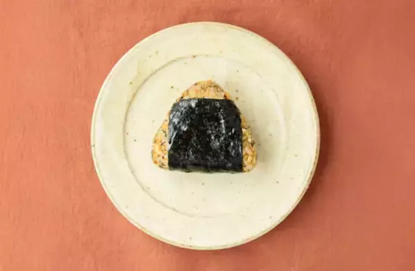 新たな栄養習慣に！オルビスの完全食おにぎり「COCOMOGU」に新作登場！