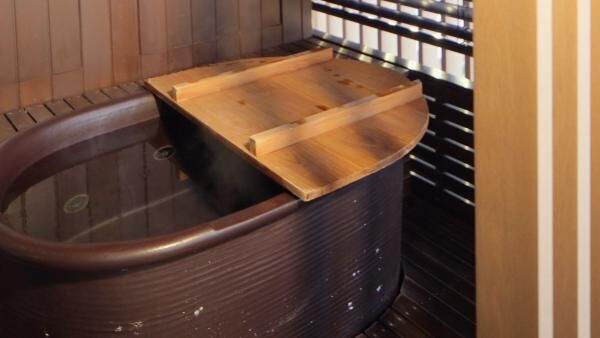 温泉露天風呂付きスウィートも！友禅や水引に彩られた「星野リゾート　界 加賀」の客室