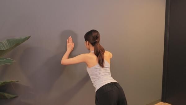バストアップ＆二の腕痩せに効果アリ！ 壁を使って誰でも簡単トレーニング