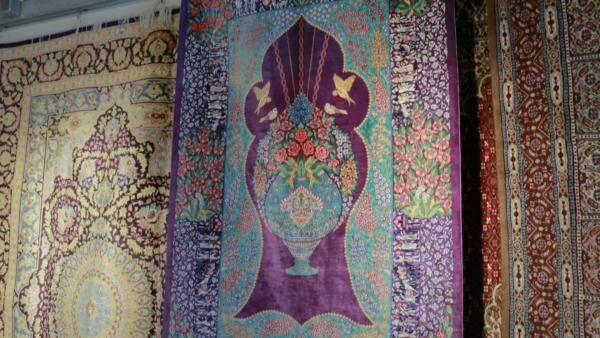 イランが誇る”敷く芸術”！作り手の技術が光る世界の織物3選