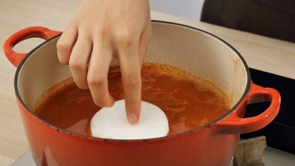 とろ〜りチーズを具材につけて！串巻きトマトチーズフォンデュ鍋