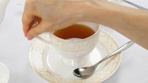 両手で飲むのはNG！ 知ればよりエレガントになれる「紅茶」の飲み方
